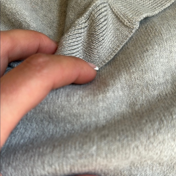 Wilfred Gray V-Neck Sweater Aritzia new without tags - Picture 4 of 10